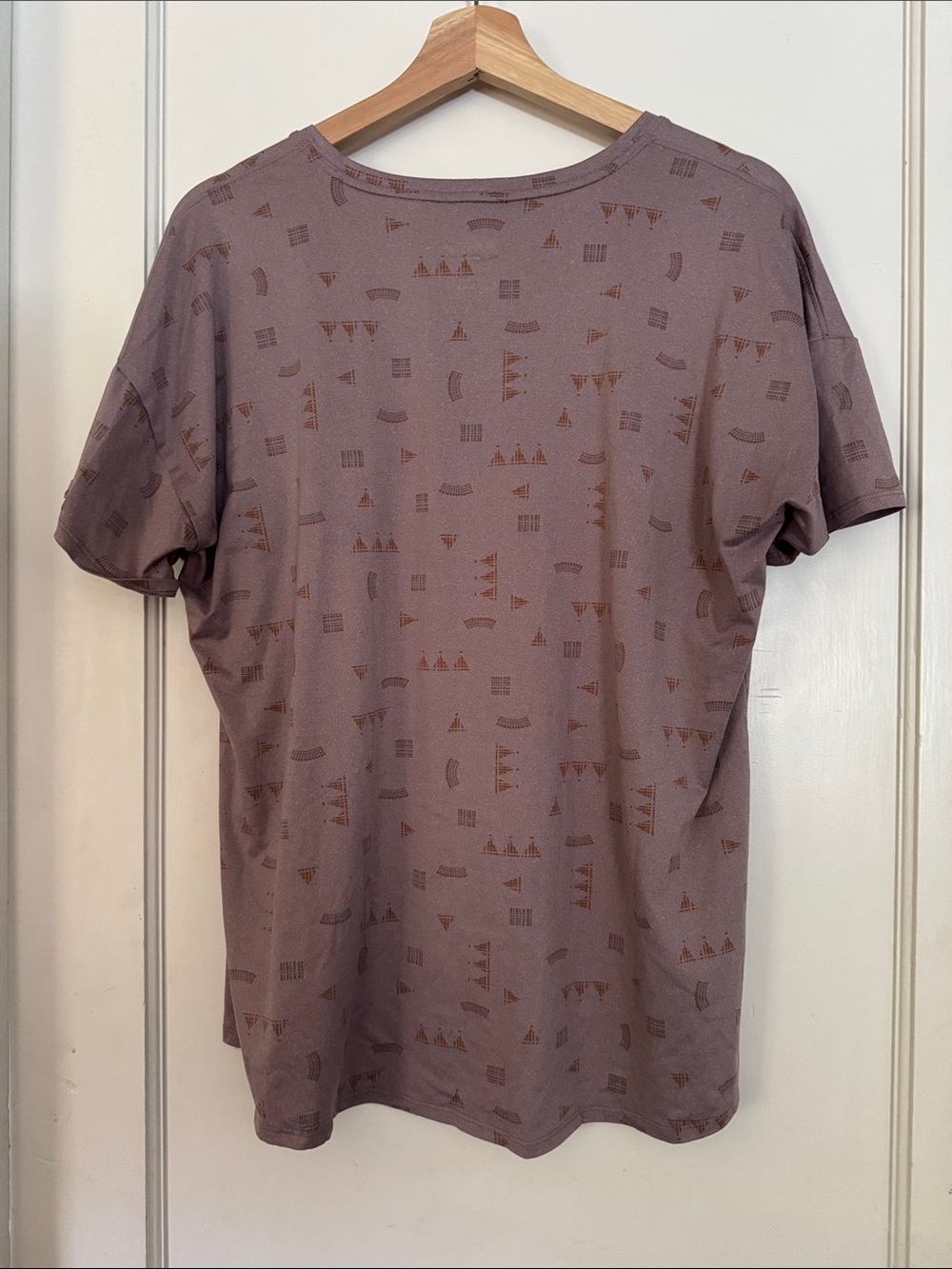 REI Short-Sleeve Crew Tee in Mauve with Subtle Geometric Print - Picture 2 of 3